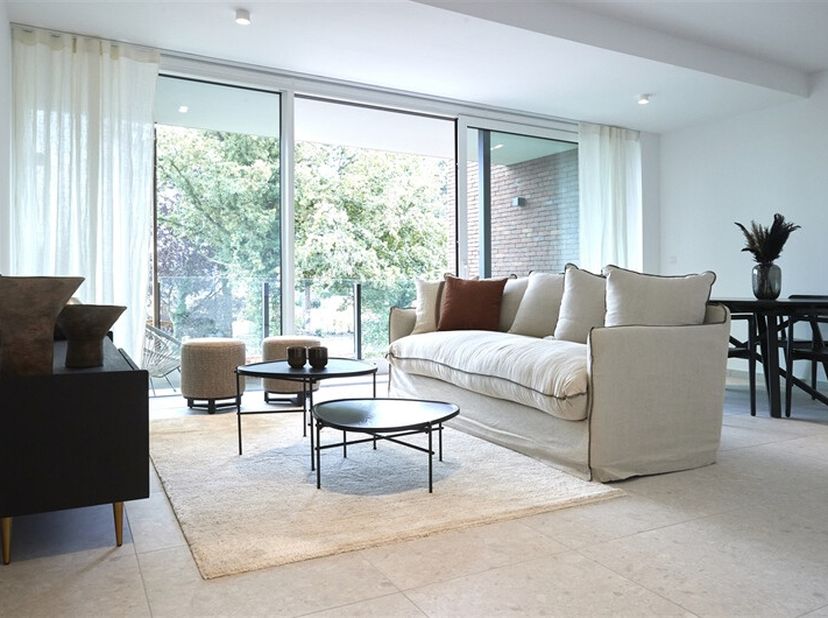 Libre le 1er août 2025, découvrez ce superbe appartement deux chambres composé comme suit :&lt;br /&gt;
Hall d&#039;entrée avec vestiaire et WC séparé ; &lt;br /&gt;
L