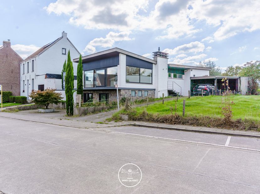 SITUATION&lt;br /&gt;
Cette propriété jouit d&#039;une situation exceptionnellement calme dans le charmant village de Huise, un endroit idéal pour se détendre. L