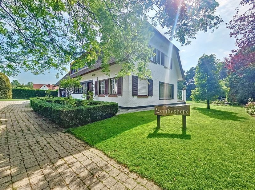 Deze authentieke Simli-villa bevindt zich op een zuidgericht perceel van 1053 m² en biedt een bewoonbare oppervlakte van 318 m². Gelegen in een van de