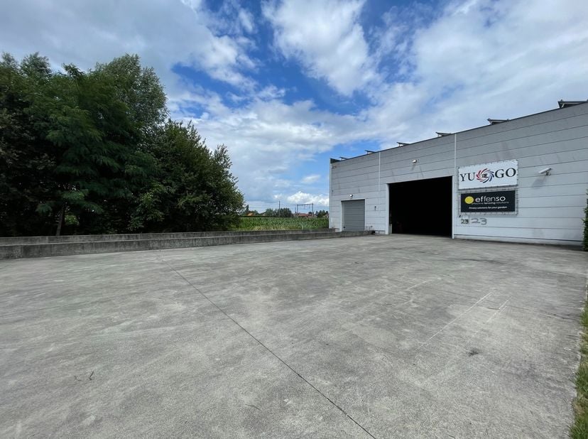 Vlot bereikbare magazijnruimte met een oppervlakte van 2.016m² nabij de E17 te Waregem. De opslagruimte met een vrije hoogte van 6m is voorzien van li