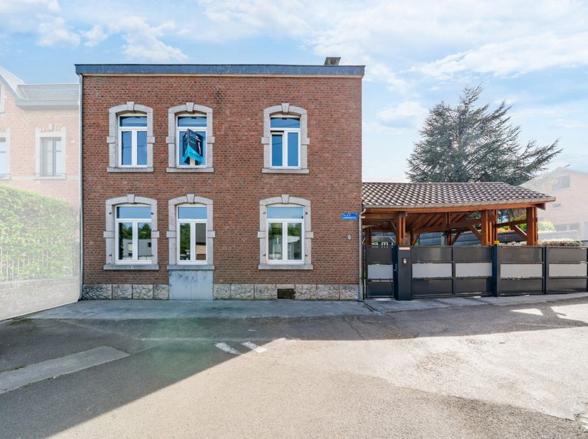 We Invest à le plaisir de vous présenter cette magnifique maison de 170 m² habitables. Celle-ci vous séduira par ses volumes généreux et ses prestatio