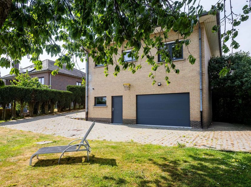 Ontdek deze gerenoveerde (2019) open bebouwing, gelegen in een rustige, kindvriendelijke buurt in Geraardsbergen. Dankzij de centrale ligging, dicht b