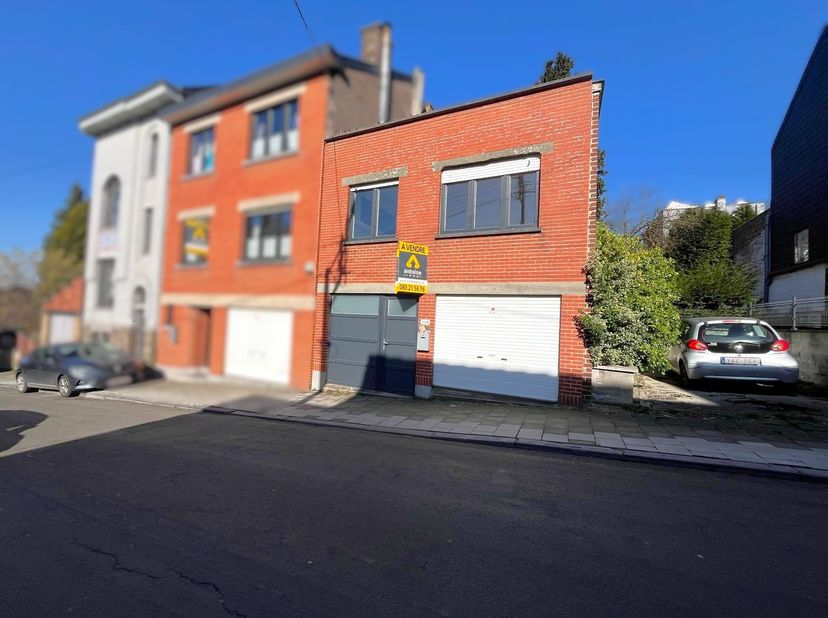 OPTION&lt;br /&gt;
Antoine Immo vous présente cette ravissante maison bel-étage, équipée d’un garage pouvant accueillir une voiture. Idéalement située sur l
