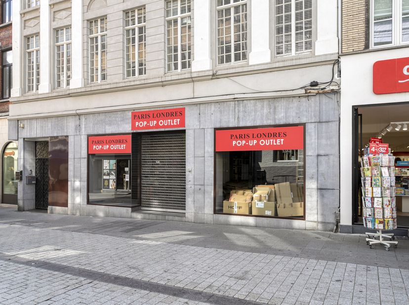 Ben je op zoek naar een strategisch gelegen winkelpand in het kloppend hart van Kortrijk? Dit uniek gelegen handelspand bevindt zich op een absolute A