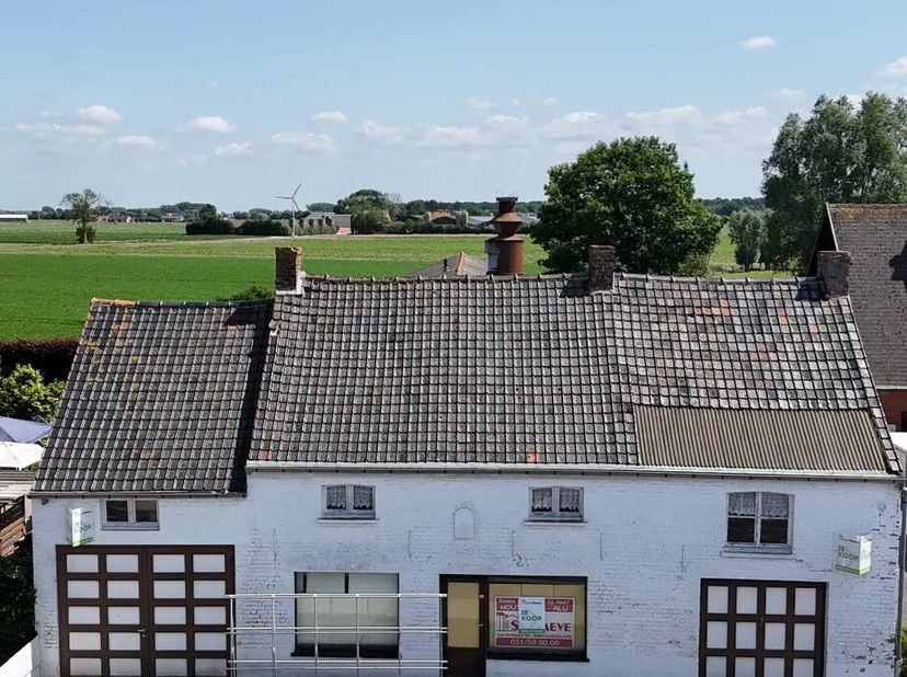 Deze handelswoning met loods is gelegen op een grondoppervlakte van 1425 m² en bestaat uit: te renoveren handelswoning - garage - binnenkoer - grote l