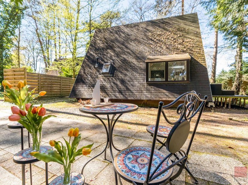 Droom je van een gezellig plekje midden in het groen, waar je volledig tot rust kunt komen? Deze charmante vakantiewoning van ca. 50 m² met 2 slaapkam