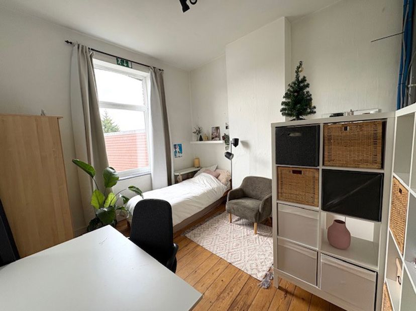 Studentenkamer! Geen domicilie mogelijk! Enkel voor ingeschreven studenten.Deze kamer is gelegen op de eerste verdieping, aan de achterzijde van dit