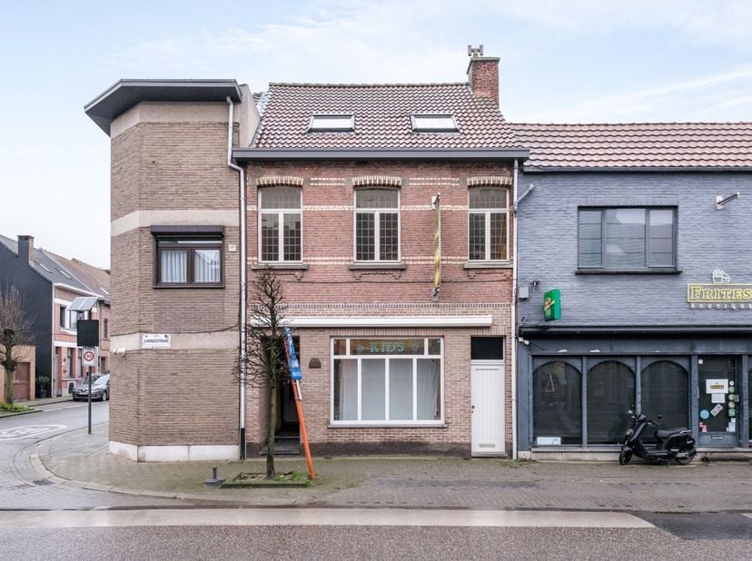 Deze handelsruimte met een netto oppervlakte van 55 m² heeft veel potentieel dankzij haar commerciële locatie, gelegen langs de N419, in het centrum v