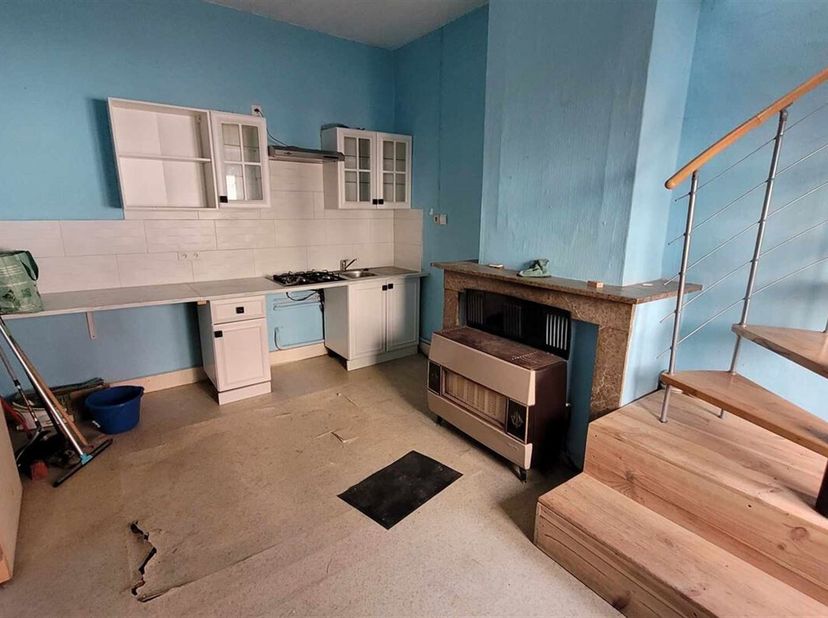 Ancien immeuble à appartements réaffecté en maison unifamiliale.&lt;br /&gt;
Vous y trouverez au r-d-c sur l&#039;avant : &lt;br /&gt;
un couloir desservant la cave, u