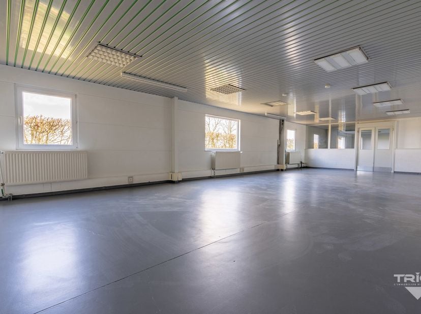 Superbe entrepôt avec bureaux dune superficie totale de ± 375 m², idéalement situé à proximité immédiate de la N25 et du contournement de Nivelles, da
