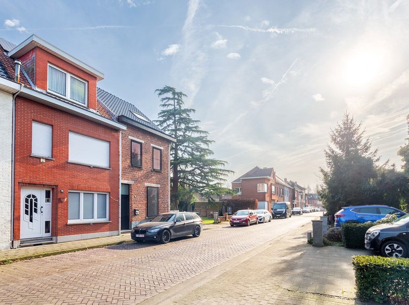 Een gerenoveerde charmante woning op centrale ligging.&lt;br /&gt;
De uitstekende rustige locatie is gelegen nabij de stadskern, openbaar vervoer en winkels