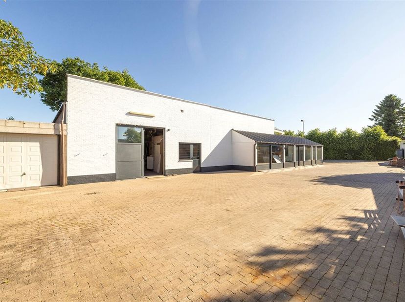 Ruim atelier/ magazijn op een oppervlakte van ca 2000 m²&lt;br /&gt;
Bijzonderheden:&lt;br /&gt;
- Gelegen in woongebied, bereikbaar via Oude Baan 54&lt;br /&gt;
- Dake