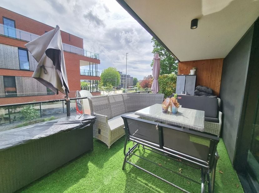 Prachtig energiezuinig appartement met een opp. van 93m² + een zuidgericht terras van 21m², gelegen in res. &#039;ROOS&#039;, in het centrum van Lummen, met een