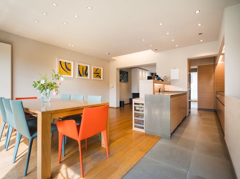 WOLUWE-SAINT-LAMBERT, à deux pas du parc Georges Henri, magnifique MAISON (4ch/2sdb/bur) de 275m² construits sur un terrain de 1a15ca. Elle se compose