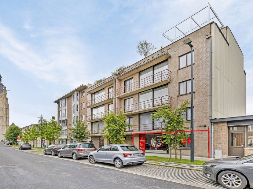 Cet espace de bureau d&#039;environ 116 m² est situé dans la rue Arme-Klarenstraat, à quelques pas de la Grote Markt et facilement accessible par les trans