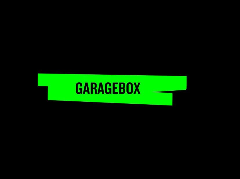 Deze garage bevindt zich in een afgesloten parking, er is een automatische poort bij intrit en uitrit. Ook de poort van de garage zelf is automatisch