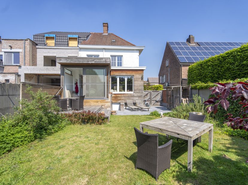 In het bijzonder gegeerde Leopold III-kwartier te Kortrijk bevindt zich dit instapklaar halfopen huis te koop. Ideaal voor iedereen die ruimte en comf