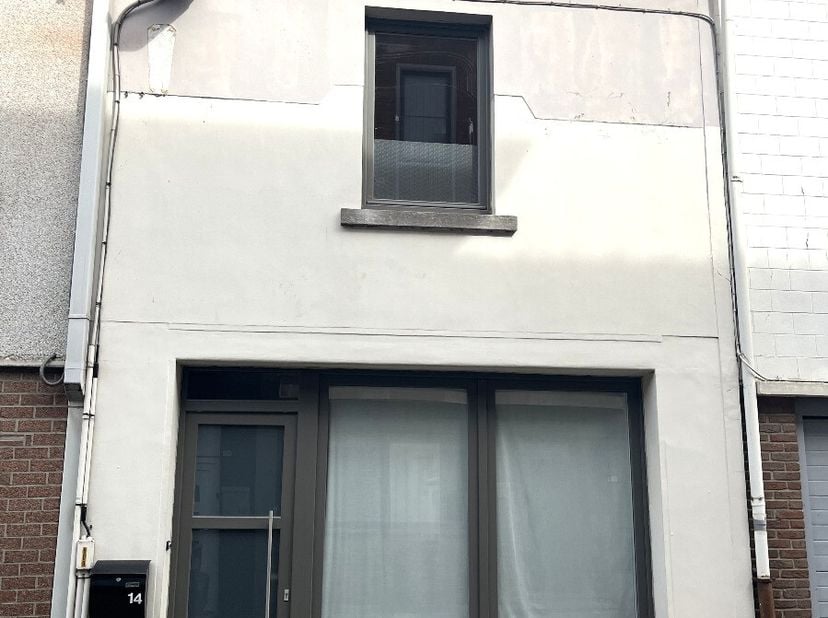 Gezinswoning gelegen te centrum Wingene.Indeling:-ruime woon-/eetkamer -keuken -badkamer met douche, lavabomeubel en toilet-nachthal-1 grotere slaapka