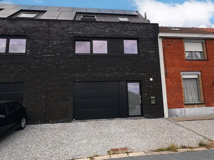 Deze instapklare woning combineert modern wooncomfort met een uitstekende energieprestatie. Dankzij de volledige isolatie (dak, muren en vloer), een c
