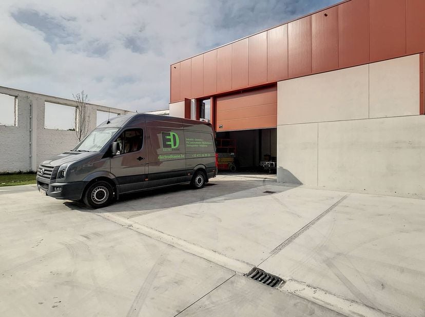 Magazijn van ca. 269 m² te huur in Kortrijk in het nieuwbouwproject BOXX. Het magazijn is gelegen in de nabijheid van diverse invalswegen en de R8. Ui