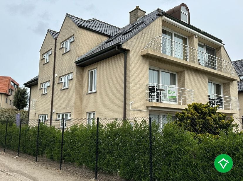 Op zoek naar een gezellig en centraal gelegen appartement aan de kust? Dit lichtrijke 2-slaapkamerappartement op de eerste verdieping biedt het allema