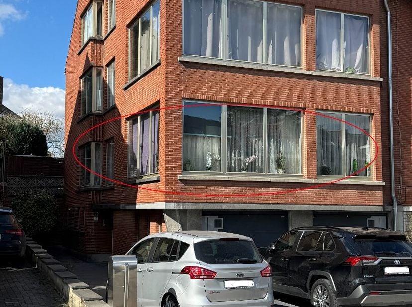 Un appartement lumineux  comprenant un hall d&#039;entrée, un séjour/salle à manger en forme de L, un bureau, une cuisine équipée, une chambre, un sas dess