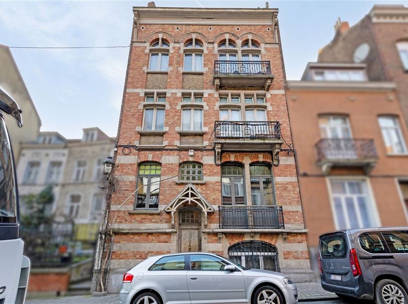 Een buitenkans voor investeerders ! In Schaarbeek vinden we deze charmante opbrengsteigendom gerealiseerd met medewerking van architect Clément Verhas