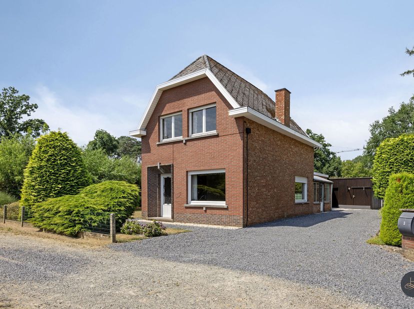 In een rustige, doodlopende zijstraat van Keerbergen vind je deze karaktervolle woning uit 1962, gelegen op een ruim perceel van 920m². Dankzij de kla