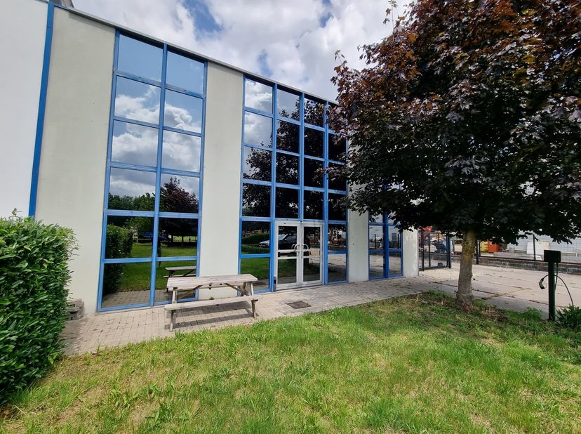 Uitstekend gelegen industrieel gebouw/magazijn met kantoorruimte (400m²).&lt;br /&gt;
Performant industrieel gebouw met volledig vernieuwde kantoorruimte.&lt;b