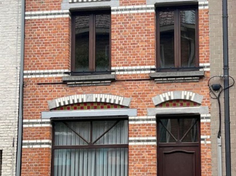  WONING MET CHARMANTE GEVEL EN BIJZONDERE INRICHTING &lt;br /&gt;
GELIJKVLOERS    : knusse  living, klein terrasje ,  slaapkamer, keuken, badkamer met ligba