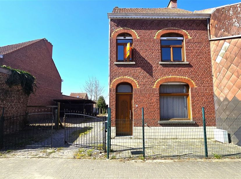 Dans la région rurale de Sint-Denijs, commune de Zwevegem, cette maison de 3 chambres à coucher est à louer sur un terrain de 529 m². Le hall d&#039;entrée