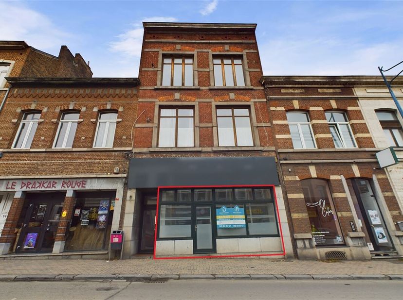 INNOV&#039;EXPERT immobilière vous invite à venir découvrir ce bel espace commercial de 95 m² au total, idéal pour une profession libérale, situé à proximi