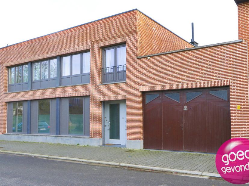 BLOC RÉSIDENTIEL AVEC 2 APPARTEMENTS SPACIEUX, chacun comprenant 3 grandes chambres et disposant de sa propre terrasse avec jardin. Situé dans un quar