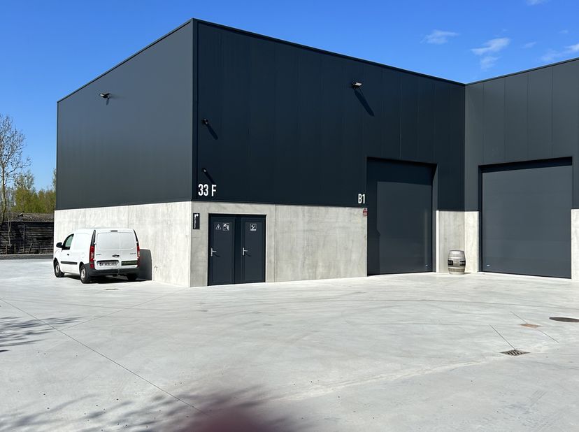 Nieuwbouw loods. &lt;br /&gt;
&lt;br /&gt;
Onmiddellijk ter beschikking. &lt;br /&gt;
&lt;br /&gt;
Loods komt ter beschikking vanwege persoonlijke verhuis naar een andere loc