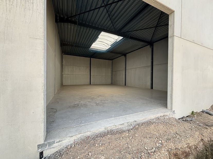 Unité PME à louer d&#039;environ 217 m² à louer sur le site Reynaert à Vichte.&lt;br /&gt;
Les espaces de stockage des coquillages ont une hauteur libre de 6 mèt