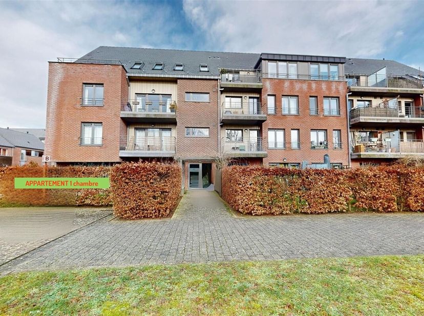 Génération Immo heeft het genoegen u dit comfortabele appartement met 2 slaapkamers voor te stellen, in zeer goede staat, met privéparkeerplaats en du