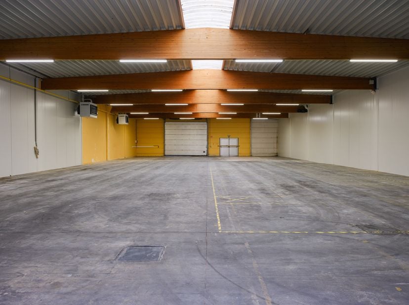 L&#039;entrepôt et les bureaux sont facilement accessibles le long du Noordkaai à Izegem, à quelques minutes seulement de l&#039;entrée et de la sortie du port