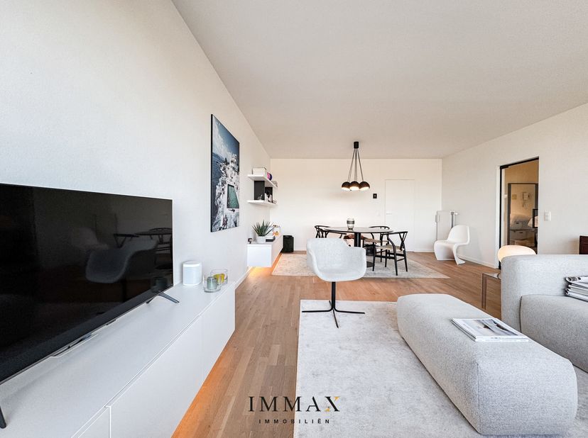 Gelegen op een zeer centrale locatie in Sint-Andries, biedt dit volledig gerenoveerde appartement op de vijfde (bovenste) verdieping van het gebouw ee
