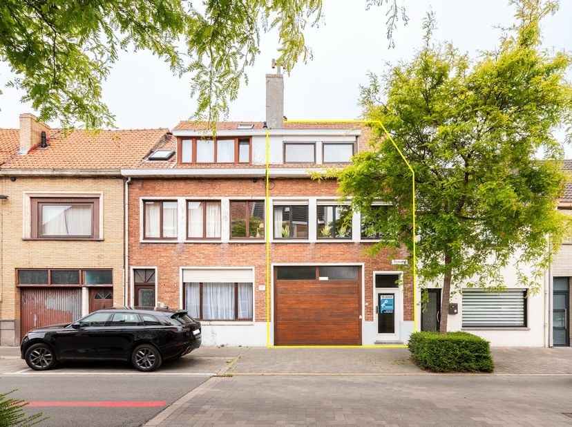 In  Stene vind je deze goed onderhouden woning met bijzonder veel mogelijkheden. De woning dient gemoderniseerd te worden naar hedendaagse normen, maa
