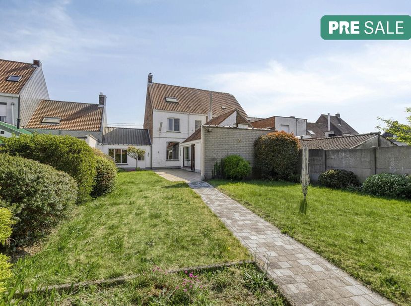 In Emelgem, deelgemeente van Izegem, vinden we dit statig huis terug. Dit huis werd opgetrokken op een perceel van 525m² en geniet van een ideale uitv