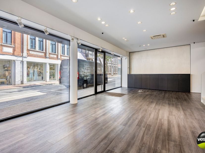 Welkom in het bruisende centrum van Hasselt, waar stadssfeer en charme hand in hand gaan. Aan de gezellige en levendige Aldestraat vind je dit instapk