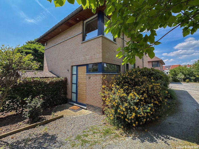 UCCLE - A proximité du Lycée Français, proche de nombreux commerces et transports, agréable MAISON (4ch/2sdb) 4 façades d&#039;une surface de ±181m² habita