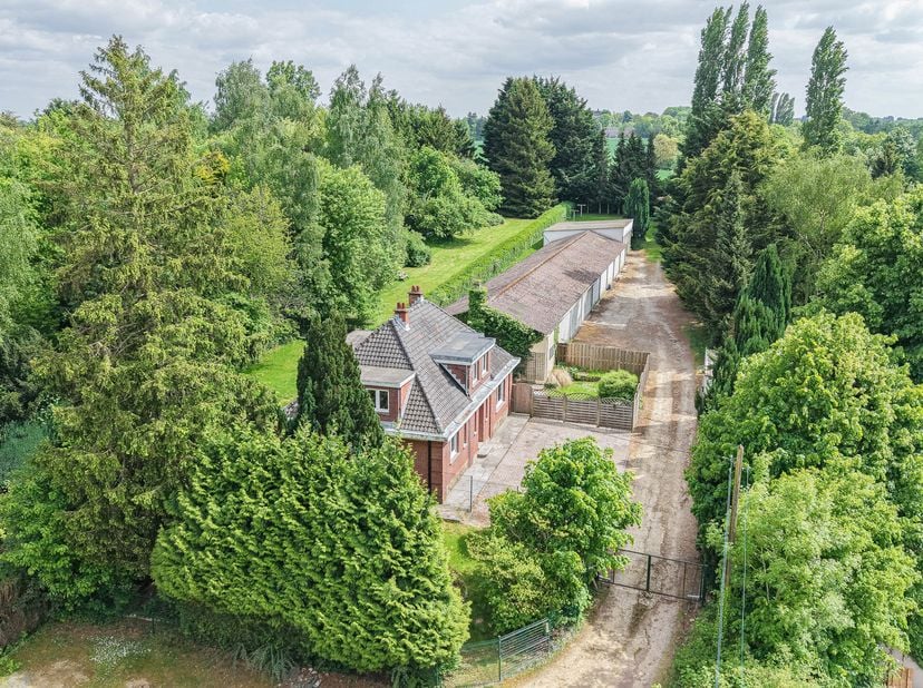 Maxime Real Estate vous présente un bel ensemble sur un terrain de +/- 23 ares, comprenant un complexe de 10 GARAGES box et une jolie VILLA, avec des
