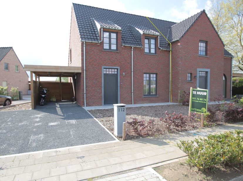 Recente woning gelegen op de verbindingsweg Ardooie - Koolskamp. Indeling: inkom met gastentoilet, ruime woonkamer met ingerichte open keuken + bergpl