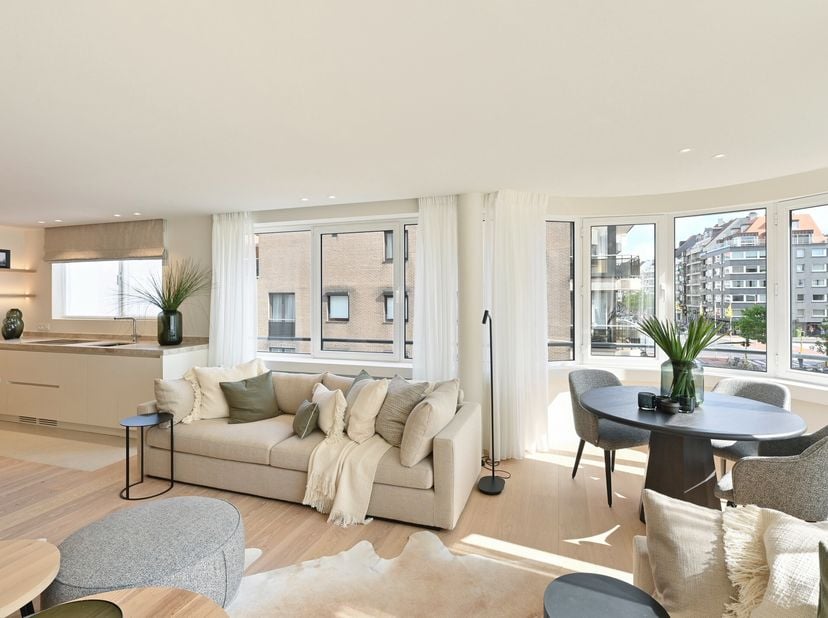 Magnifique appartement d&#039;angle, idéalement situé dans le centre animé de Knokke.&lt;br /&gt;
Cet appartement se trouve au deuxième étage et bénéficie d&#039;une