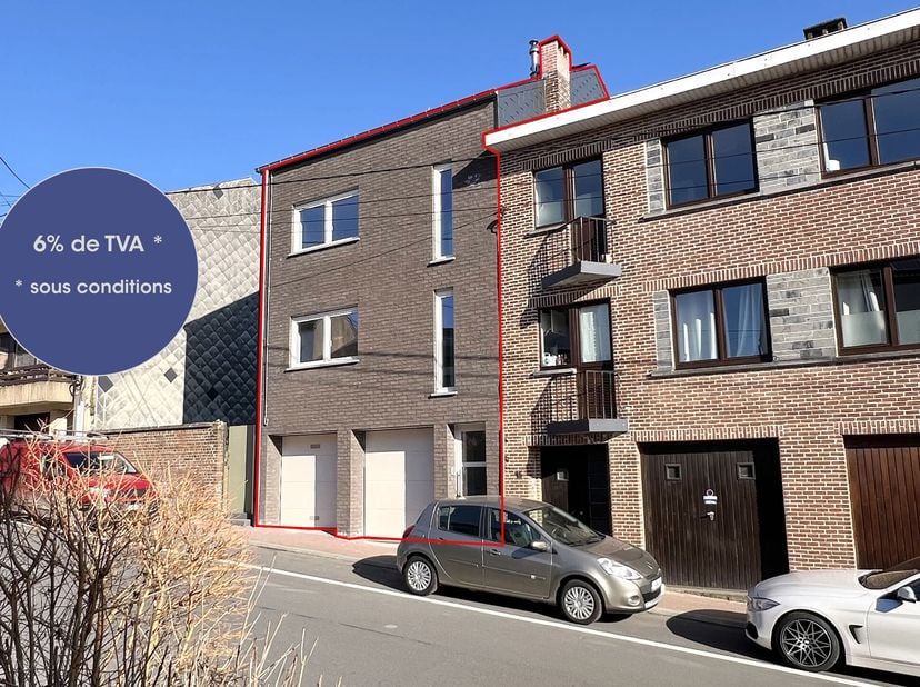 Zeer goede ligging in het centrum van Mont-Saint-Guibert en zijn voorzieningen. Duplexappartement met drie gevels, bijna passief, gebouwd in 2025, gel