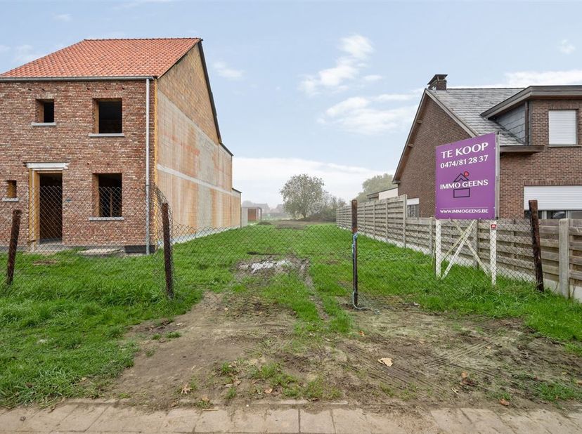 Ontdek een unieke ontwikkelingskans in het charmante Berlaar met deze bouwgrond van 650m², perfect voor het realiseren van uw droomwoning. Gelegen aan