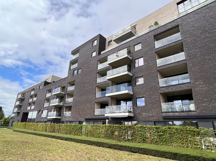 Instapklaar appartement met 1 slaapkamer, autostaanplaats en kelderberging nabij centrum Hasselt.Voor meer info ga naar https://www.era.be/nl/te-huur/