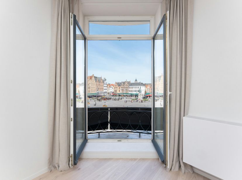 Conçu avec un grand souci du détail, ce luxueux appartement vous offre un cadre de vie somptueux et élégant. En entrant dans l&#039;appartement, vous êtes