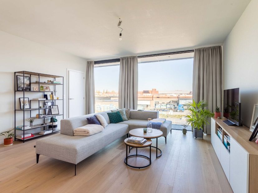 Kortrijk: Modern appartement met 1 slaapkamer op topligging vlak bij de Leieboorden. Dit energiezuinige appartement, gebouwd in 2021, bevindt zich op